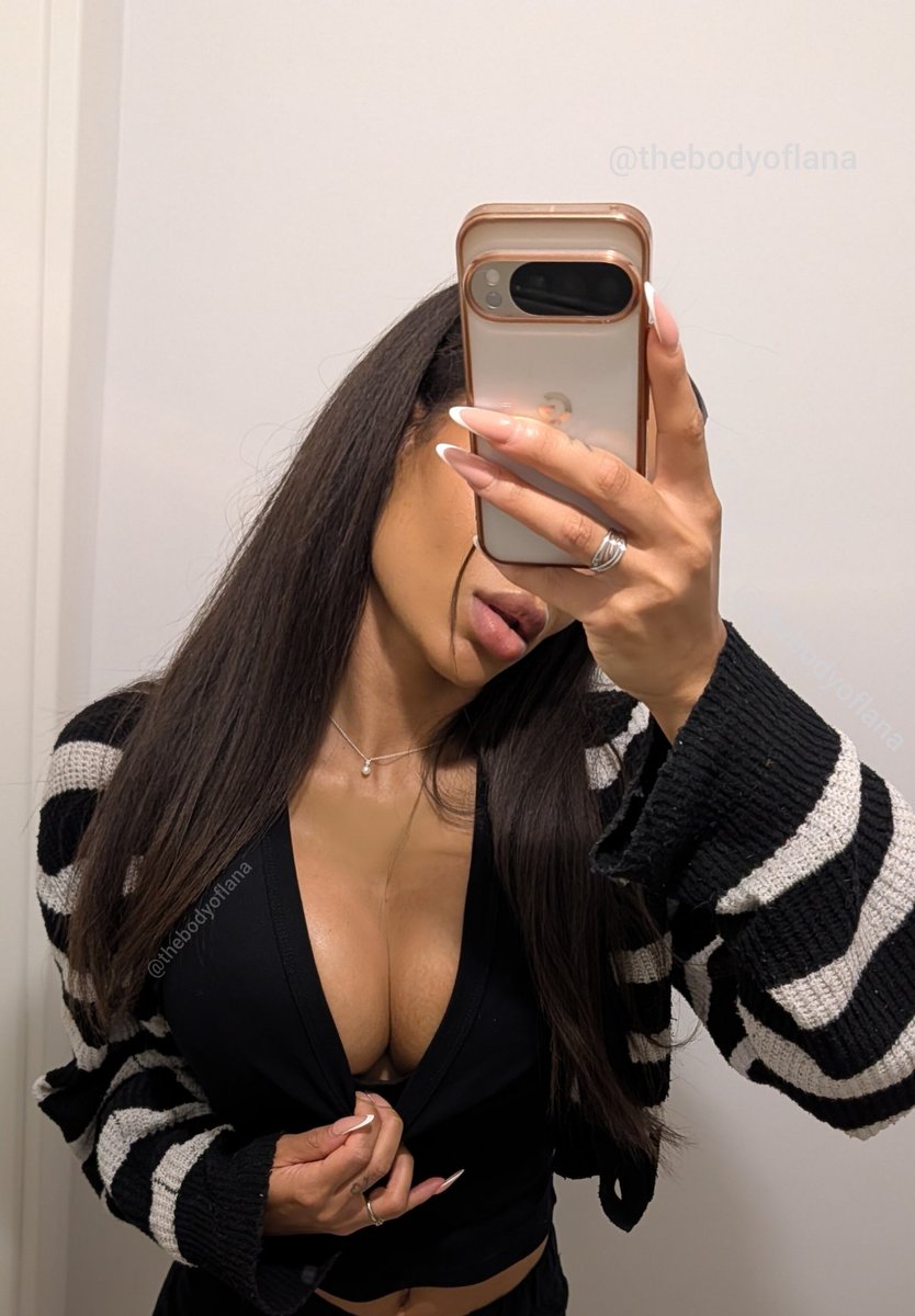 Thebodyoflana's tweet photo. Do I look kissable ? https://t.co/i02BLWYKIB
