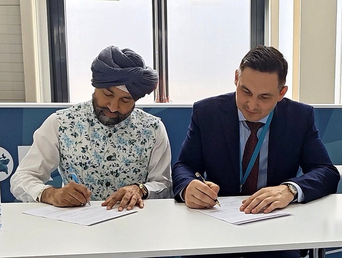 RtnManpreet's tweet photo. Signed MoU on behalf of @ICIBIndia with The Chamber of Commerce and Industry of Republic of Mordovia represented by President Mr. Rinat Raimov in Kazan, Russia with major focus on supporting MSME of both chambers.

@IndEmbMoscow @RusEmbIndia @MEAIndia https://t.co/iOFcGT0cJZ