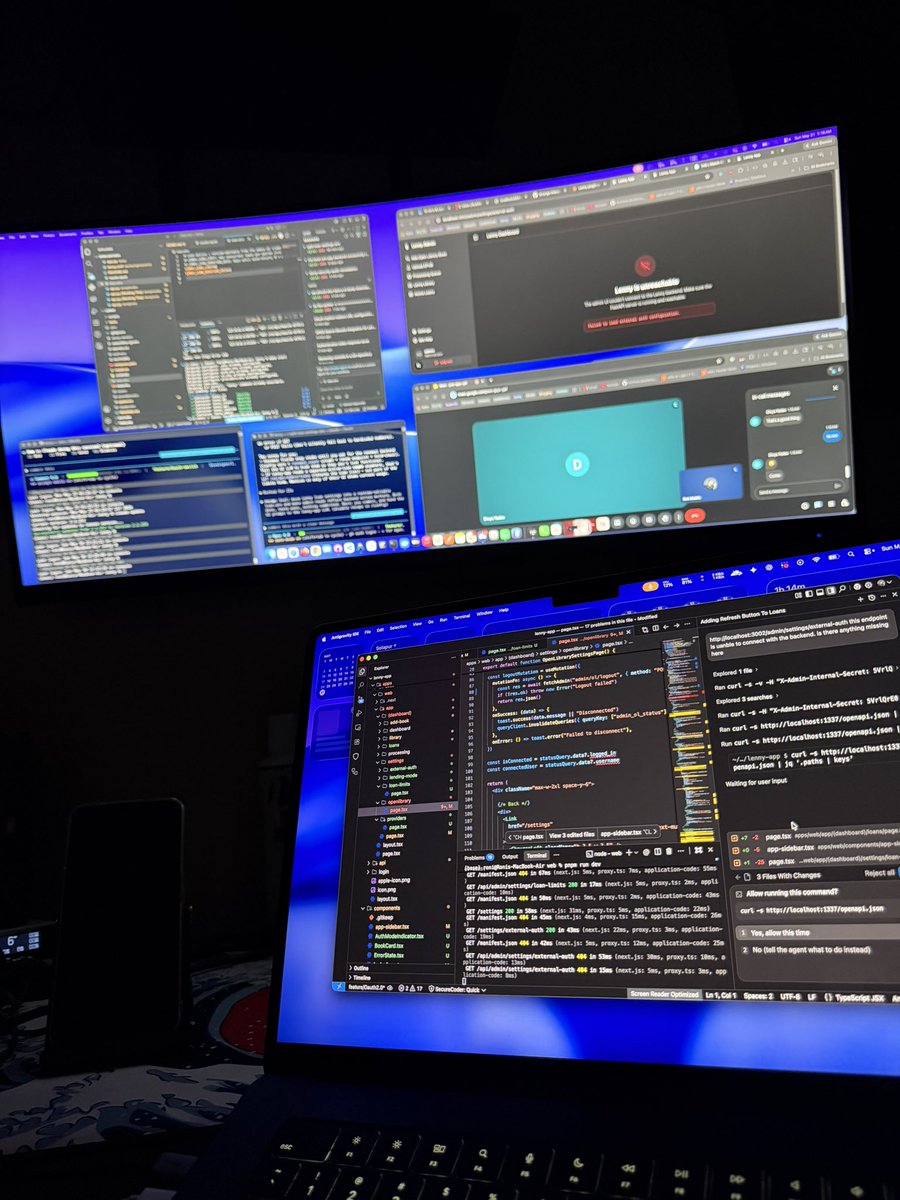 ronitwtss's tweet photo. 34 inch curved monitor is a blessing. https://t.co/FIy1zzj120