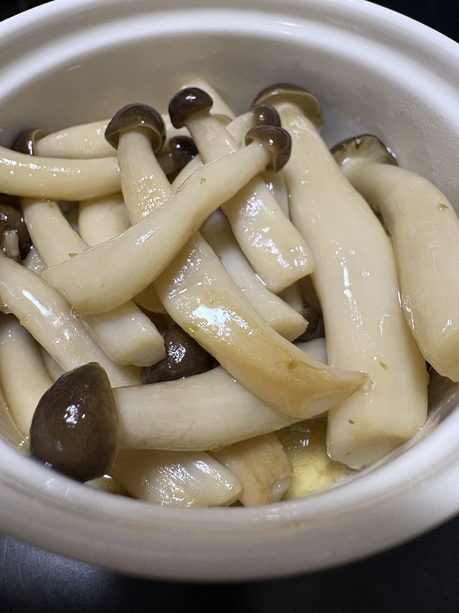 chocolamdk's tweet photo. #にんべんアンバサダー
#だしのある生活
#だしと胡麻油
にんべんアンバサダーになりました🐟
モニターキャンペーンに当選したので、戴いた商品で色んなお料理を投稿させて戴きます🙏😋
先ずは、しめじの炒めもの🍄‍🟫
胡麻油でしめじを炒め、にんべんつゆを加えて火を止め、柚子胡椒でアクセント。 https://t.co/XAB0bAfKG3