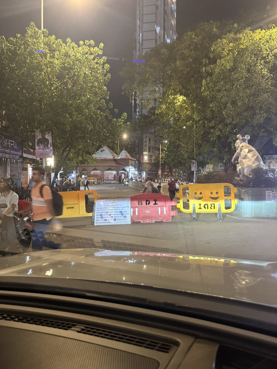 CyrusDhabhar's tweet photo. Can someone explain this absolutely daft decision the @MTPHereToHelp @MumbaiPolice has taken? Absolute utter chaos around Dadar West because of this shit! https://t.co/LzZx0BBpn6