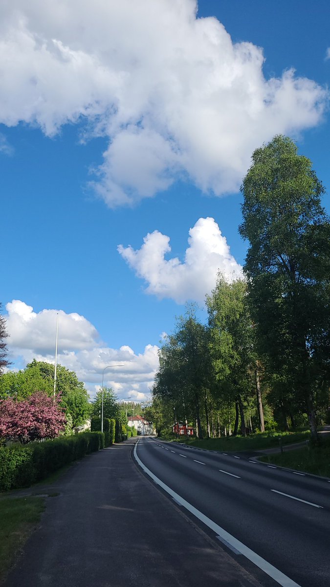 thometax's tweet photo. Clouds today look fine 🙂 https://t.co/FGTOdtcs69