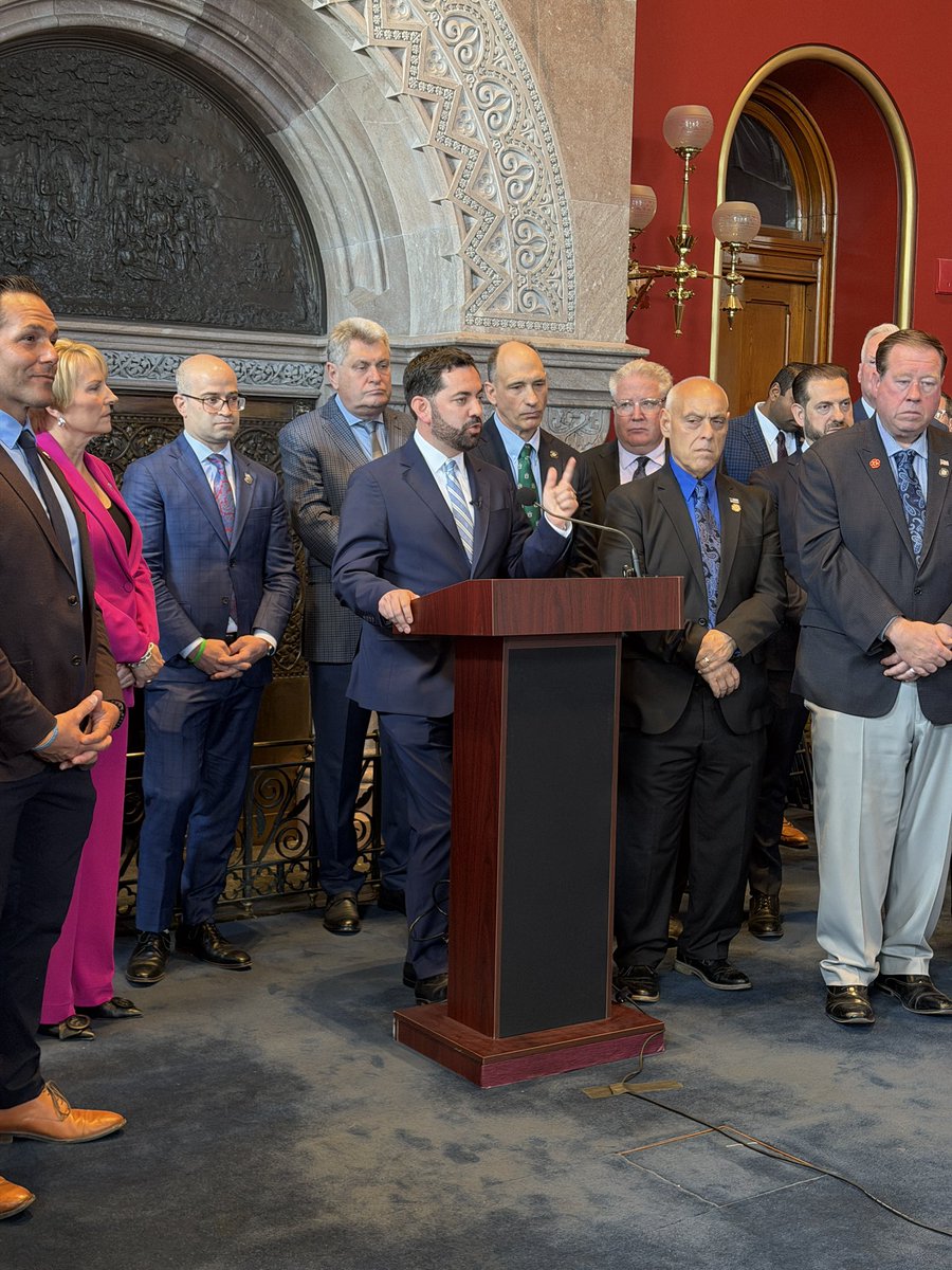 jack_arpey's tweet photo. The final week of the legislative session kicking off with @RepMikeLawler joining Assembly and Senate Republicans to oppose an impending set of constitutional ammendments intending to change NY’s redistricting process following Texas etc. Their message: NY Dems did it first https://t.co/Lsu01h9q8j