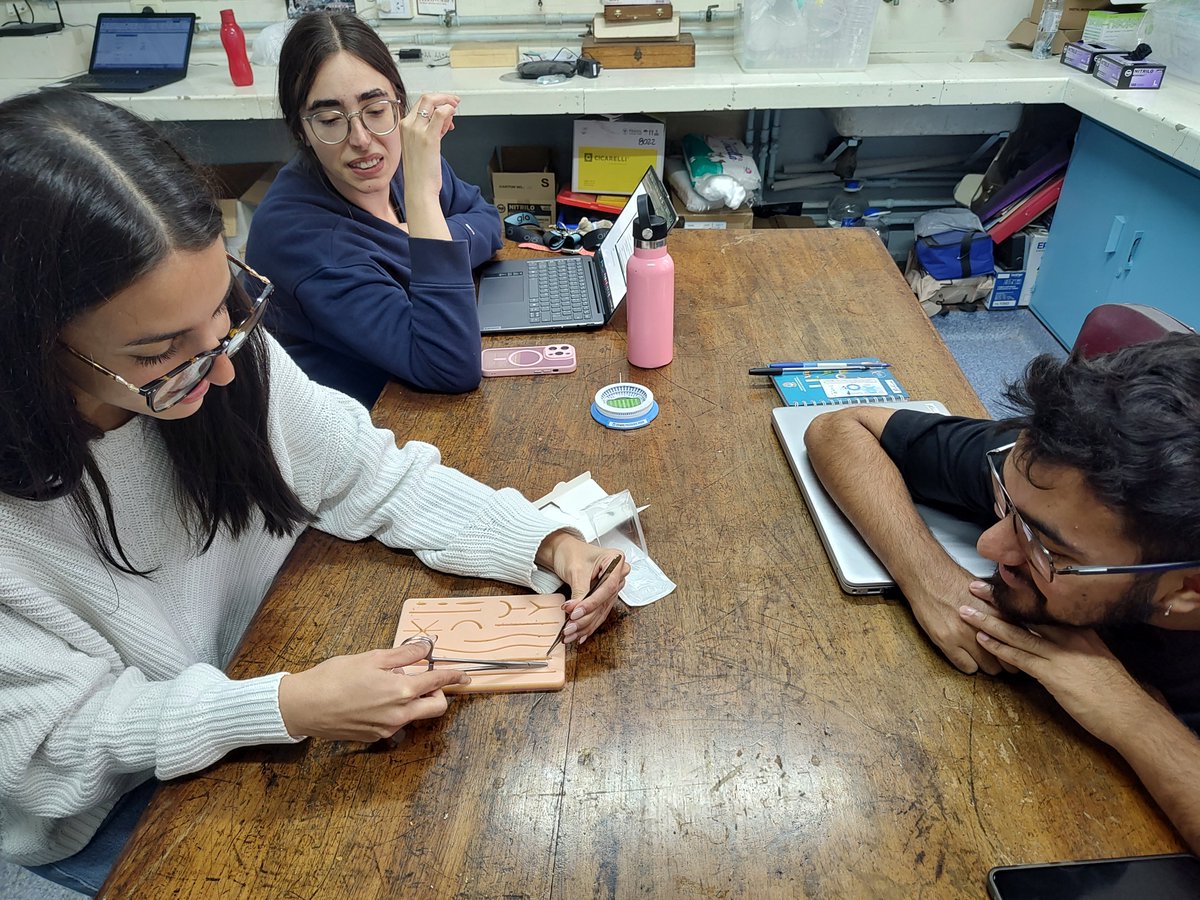 CandolfiLab's tweet photo. Arrancando la semana: La Dra @yayi_zampini dando clase personalizada de suturas! https://t.co/YorVc7PIAw