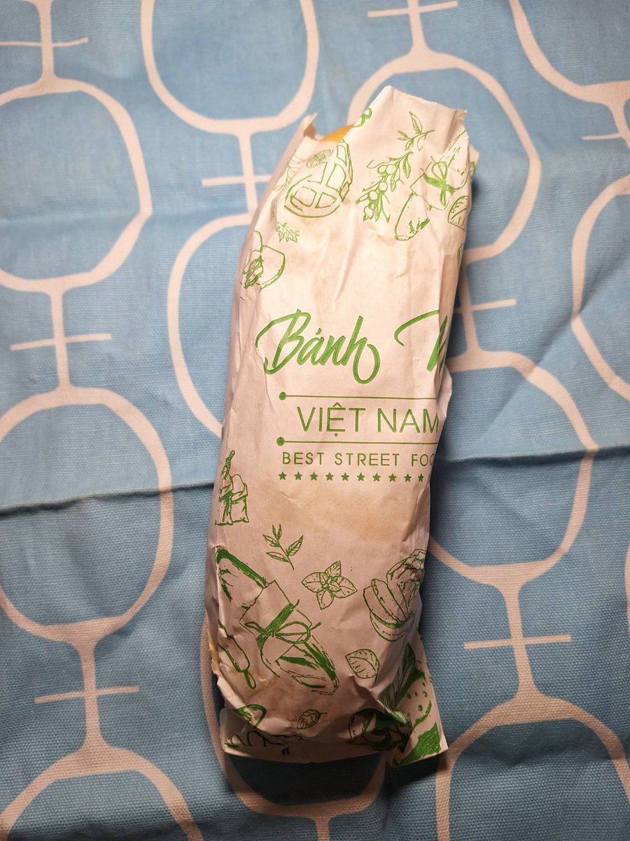laerl38's tweet photo. 同じくĂn Là Ghiềnのバインミー。600円に値下げになってて購入。今年は700円が相場みたい。チャーシューを頼んだのに、焼肉だった(+o+)ちょっと残念だったけれど、大きさも具の量もパンも味もバッチリでリピしたい。カット西瓜も大が100円で購入 #ベトフェス #ベトナムフェスティバル2026 #ĂnLàGhiền https://t.co/183FQ4vJ05