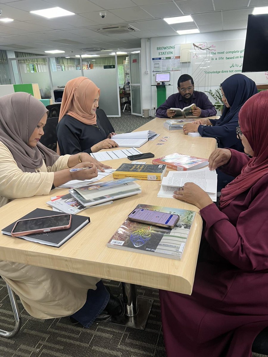 IUMLibrary's tweet photo. Library conducted a Research Workshop for our PhD students on 11 April, organized by KED

Facilitated by Chief Librarian, Fathimath Nashath, the session covered academic databases, research skills, and effective use of library resources.

We thank students for their participation https://t.co/Bj4dW7uyA7