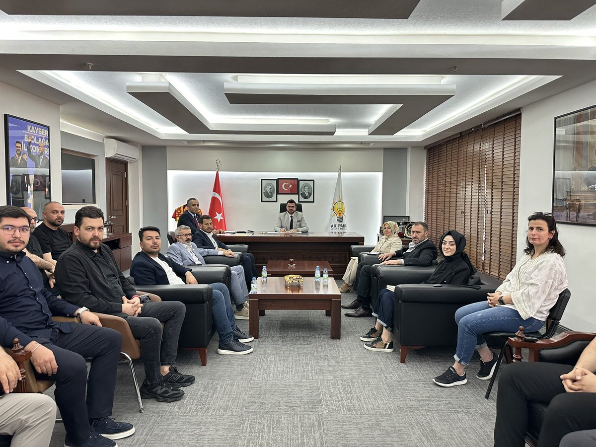 huseyinokandan's tweet photo. 📍Yürütme Kurulu Toplantısı 

Yürütme Kurulu üyelerimizle bir araya gelerek istişare ve değerlendirme toplantımızı gerçekleştirdik.

Toplantımızda teşkilat çalışmalarımızı, saha faaliyetlerimizi ve önümüzdeki süreçte hayata geçireceğimiz programları ele alarak kapsamlı değerlendirmelerde bulunduk.
Rabbim hayırlara vesile kılsın.