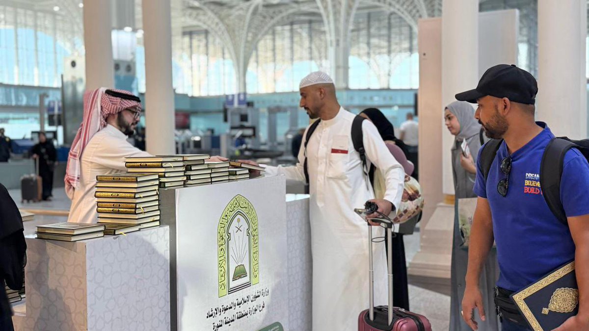 theholymosques's tweet photo. The Ministry of Islamic Affairs continues to distribute the Custodian of the Two Holy Mosques’ gift of the Holy Qur'an and translations of its meanings to departing pilgrims at Madinah Airport. https://t.co/52k7DOwPLv