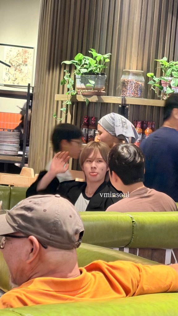 vminsoul's tweet photo. Cannot send off TWS at the airport, but I saw Kyungmin having dinner at nandos and he bought llaollao as desserts, hope he have fun while in Malaysia

#ASIATOPMUSICFESTIVAL #TWSINMALAYSIA #TWS https://t.co/XCrgDUYb50