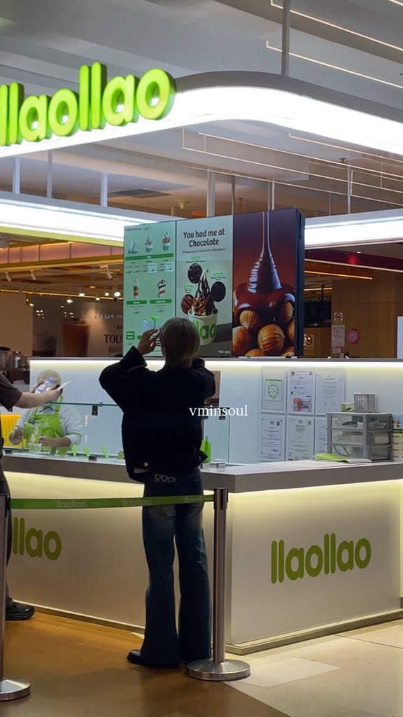 vminsoul's tweet photo. Cannot send off TWS at the airport, but I saw Kyungmin having dinner at nandos and he bought llaollao as desserts, hope he have fun while in Malaysia

#ASIATOPMUSICFESTIVAL #TWSINMALAYSIA #TWS https://t.co/XCrgDUYb50