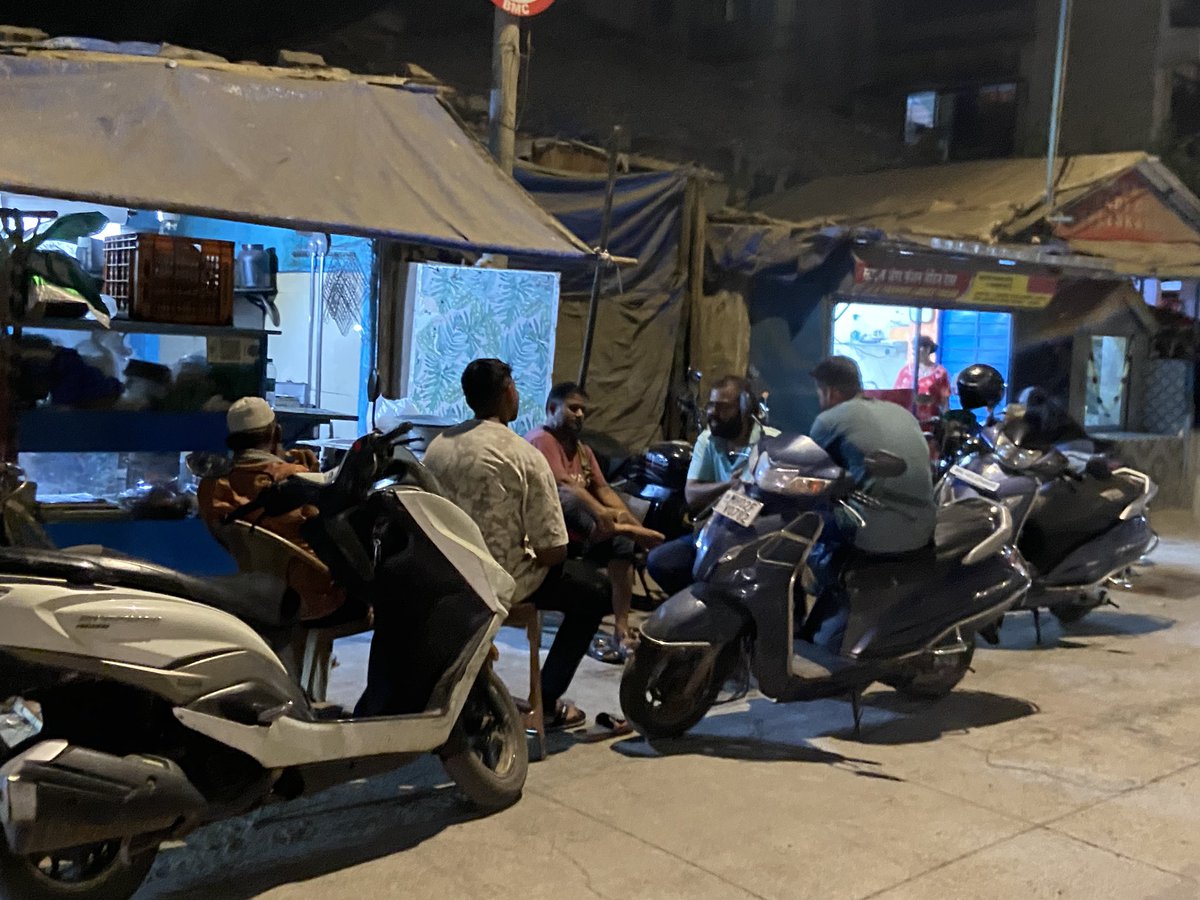 DevkarMegna's tweet photo. @mybmc @mybmcWardHW this biryani shop at Chimbai is running business without license for years. No check of food quality and also people sit outside which make inconvenient for women to walk. Kindly look into it. Opp. Gangubai Chawl, Chimbai Road, Bandra West. https://t.co/JfE5QEPeBy