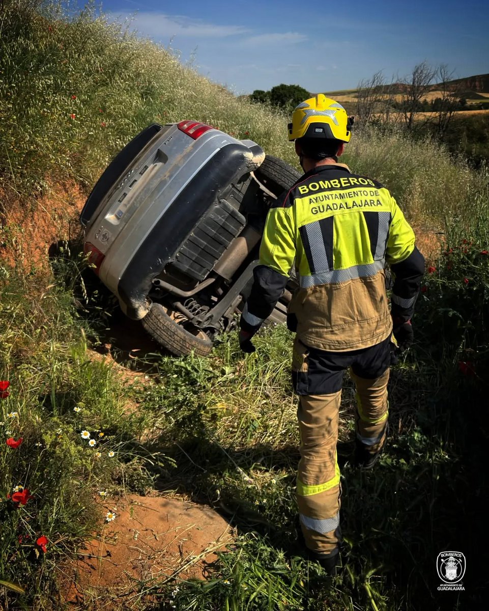 NuevaAlcarria's tweet photo. Los bomberos de Guadalajara informan de la intensificación de los rescates en carreteras secundarias y caminos https://t.co/gfrdHsSTYg #Guadalajara #BomberosGuadalajara #SeguridadVial #Accidentes #LaAlcarria #Prevencion #Rescate #Carreteras #Tráfico @bomberosgu https://t.co/hkiOLmdiiL