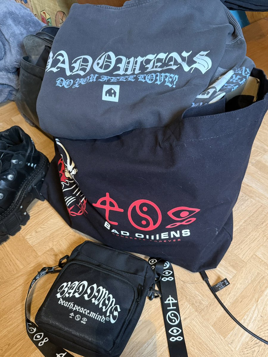 concretelyn's tweet photo. wonder what band i’m packing for https://t.co/EGmg0LwdrU