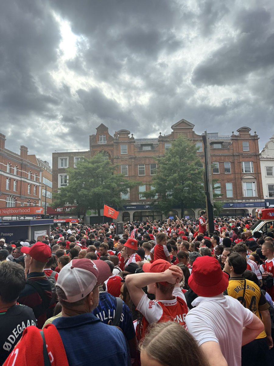 AyoAdey's tweet photo. Unbelievable scenes at the @Arsenal parade yesterday. Amazing what togetherness can unlock. #Northlondonforever #AFC.

Video beautifully captured by my sister @Ukenye https://t.co/q7Uvq2oOLk