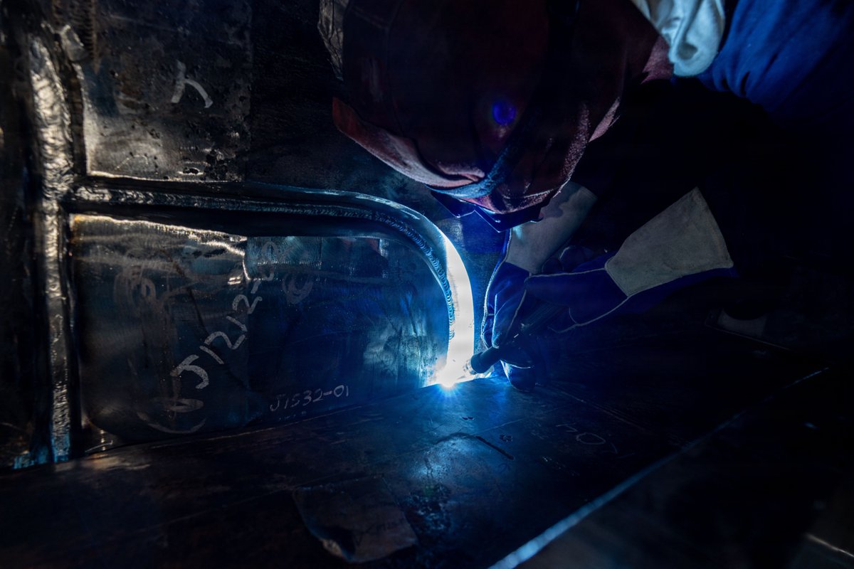 USNavy's tweet photo. Maintaining peace through strength.

A contractor for General Dynamics Electric Boat performs maintenance on the hull of Ohio-class ballistic missile submarine USS Kentucky (SSBN 737) while in port at Naval Base Kitsap-Bangor, Washington.

Trident Refit Facility-Bangor supports the nation’s strategic deterrence by repairing, overhauling and modernizing Pacific Fleet ballistic missile submarines.

📸 MC2 Jonathan Estrada-Eguizabal