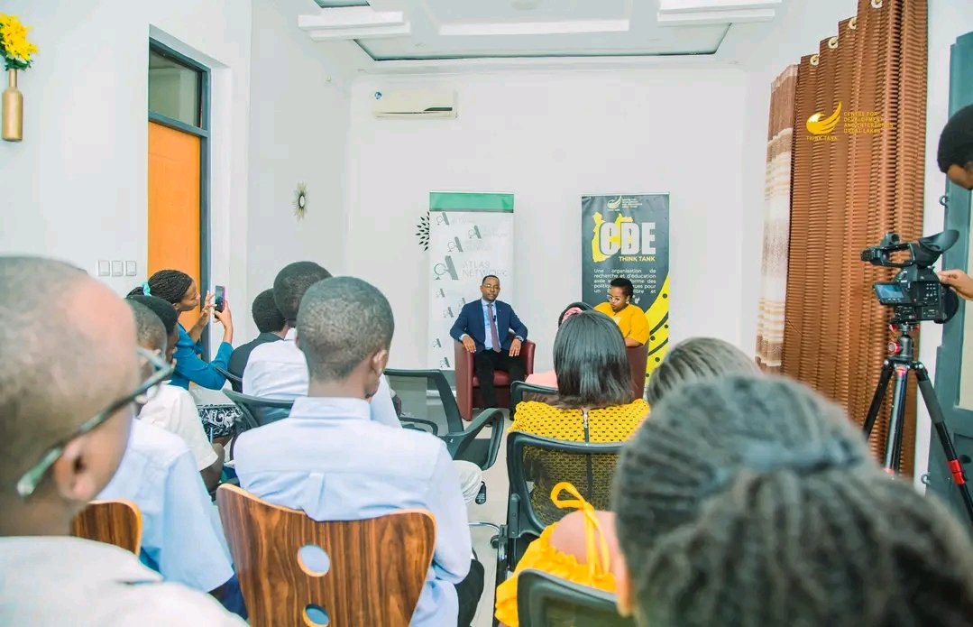 ForEnterprises's tweet photo. Retour en images sur notre panel riche et stimulant dans nos locaux 🎙️
Brillamment modéré par notre collègue @WakanaMonia2 , Directrice de la Communication et du Développement, notre intervenant Dr Salomon Nsabimana a animé une réflexion stratégique et engagée sur les leviers de la facilitation de l'investissement au Burundi.

Les échanges ont tourné autour d'une question de fond : comment faire du secteur privé un véritable moteur de croissance  en agissant concrètement sur le foncier, l'énergie, le numérique et l'accès au financement. Des pistes de réformes ciblées, une vision à long terme, et des perspectives ancrées dans les réalités du terrain burundais.

Les participants ont également saisi l'occasion pour poser leurs questions, rendant les échanges encore plus vivants et enrichissants.
Merci à toutes et à tous pour la qualité de votre présence et de vos contributions. 🙏
#Recherche #PublicPolicy