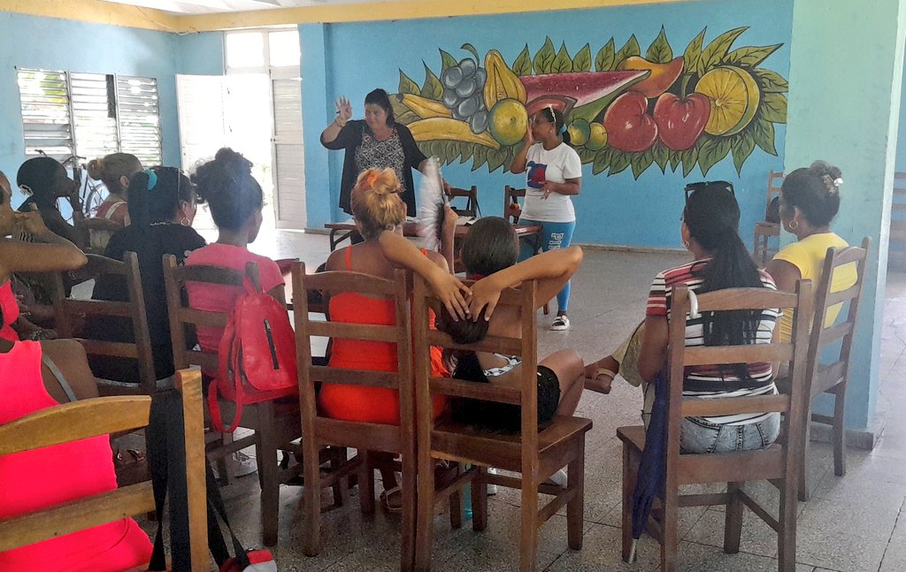 CubaDme's tweet photo. 👉Desarrollo de la  preparación del Verano 2026 con especialistas de las instituciones educativas del Consejo Popular, Sur Isleta y Sur Hospital de la Dgeam Guantánamo Cuba . #Verano2026 #RedJuvenil #100AñosConFidel  #Cultura  
#JuntosPodemos  @Educa_Gtmo
@CubaMined @idalienadc https://t.co/DFXM4vNQOH