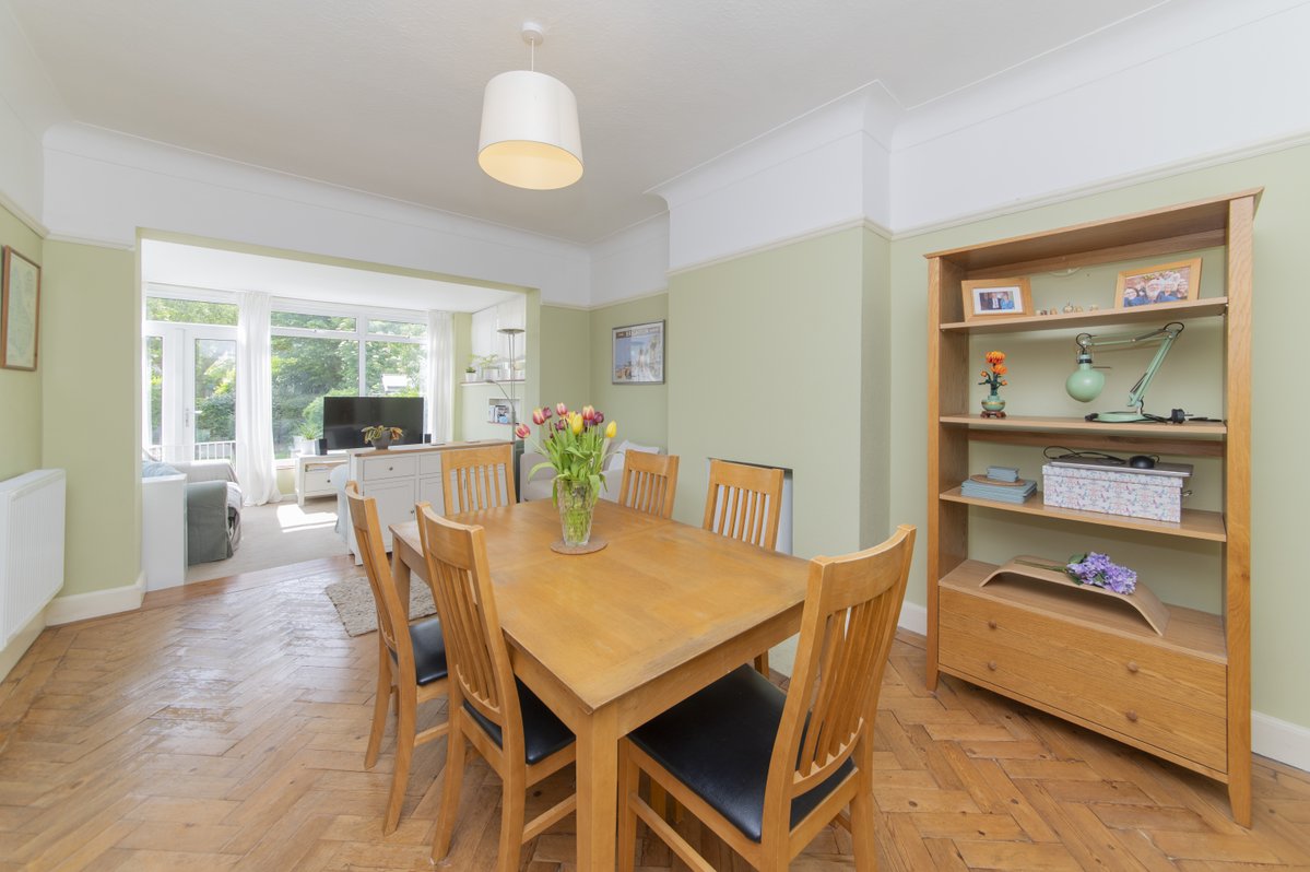 BennettandHall's tweet photo. 🏡 Finchley N3
✨ 3 dbl bed 1920s semi
🌳 Willow Estate location
🚇 ½ mile Finchley Central
🚗 Gated drive/parking
🌿 Large gdn
🔨 Ext/loft potential (STPP)
💷 £1,000,000
📞 020 8346 2208
#Finchley #FinchleyCentral #PropertyForSale #NorthLondonProperty #FamilyHome #LondonHomes https://t.co/arwskLP0qd