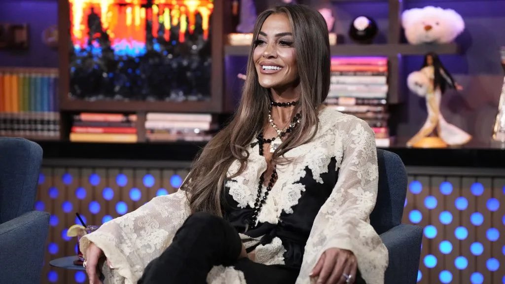 thirdking0208's tweet photo. That’s the funny thing: I acknowledge that Liz has a nasty streak, is hypocritical and has a borderline nasty spirit, but I still enjoy watching her most on RHORI. I find Big Liz fascinating 🤣 https://t.co/SBQbZdknPo