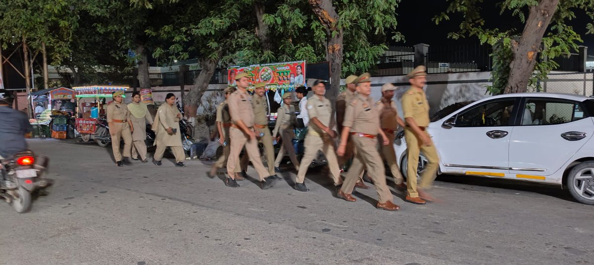 DCP_South's tweet photo. @DCP_South @AmitKAnandIPS के निर्देशन में   दक्षिणी जोन पुलिस द्वारा मय टीम थाना क्षेत्र में शान्ति सुरक्षा व कानून-व्यवस्था बनाये रखने एवं आमजन में सुरक्षा का भाव जागृत करने के उद्देश्य से पैदल गश्त कर  चलाया जा रहा सघन चेकिंग अभियान।

@lkopolice https://t.co/whbczCFNqL