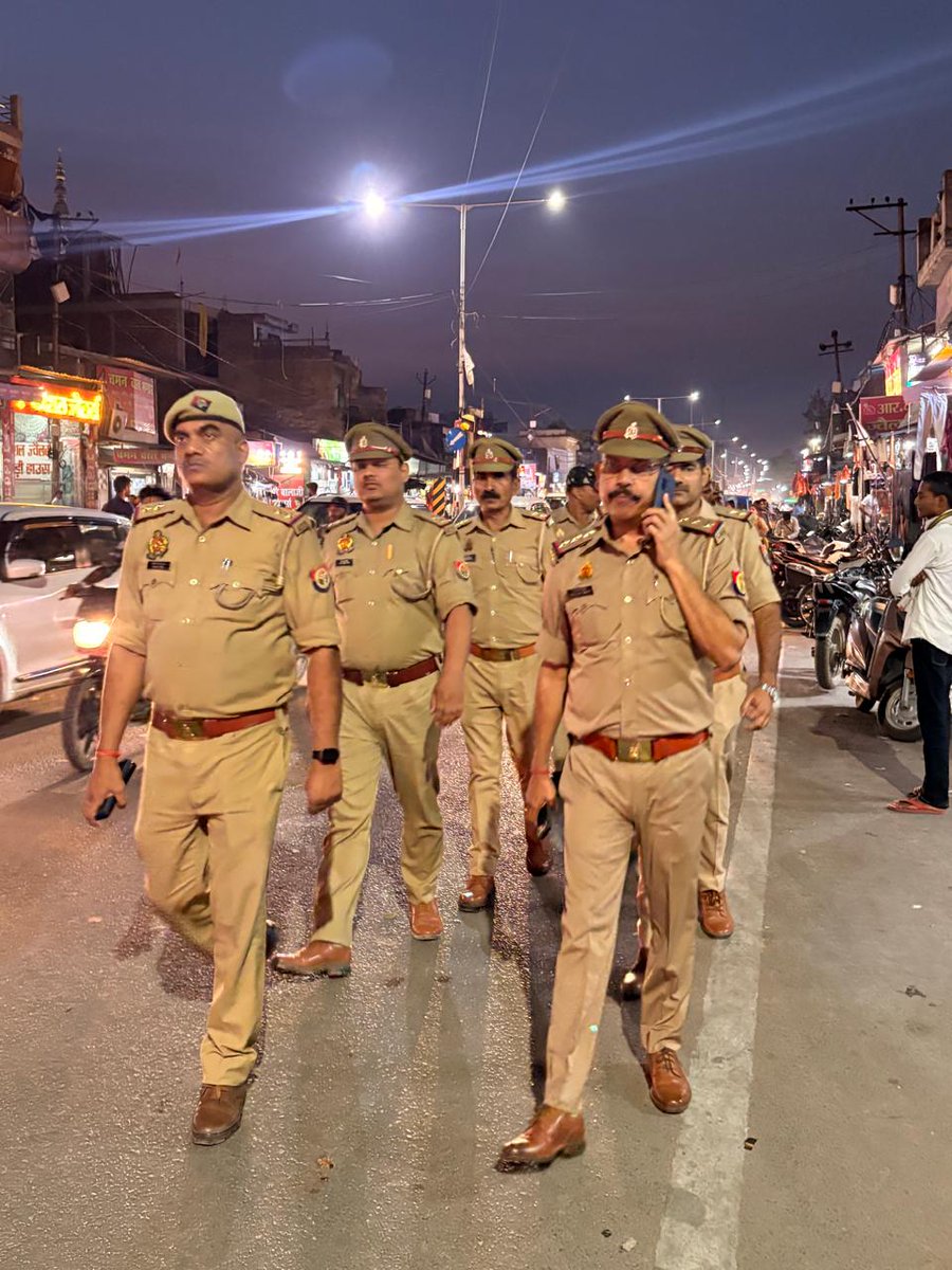 DCP_South's tweet photo. @DCP_South @AmitKAnandIPS के निर्देशन में   दक्षिणी जोन पुलिस द्वारा मय टीम थाना क्षेत्र में शान्ति सुरक्षा व कानून-व्यवस्था बनाये रखने एवं आमजन में सुरक्षा का भाव जागृत करने के उद्देश्य से पैदल गश्त कर  चलाया जा रहा सघन चेकिंग अभियान।

@lkopolice https://t.co/whbczCFNqL