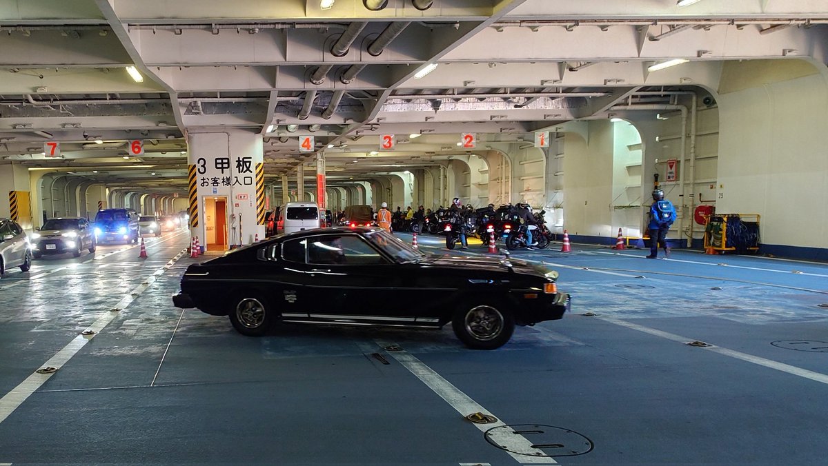 tdr225's tweet photo. 満月の入りと日の出、小樽に到着！
「平日着なのにバイク多いですねぇ」と聞いたら「値上げ前最後の日だからかも」
そう思って乗ることにしたの、忘れてた🤣
#新日本海フェリー https://t.co/9uUusEjtyZ