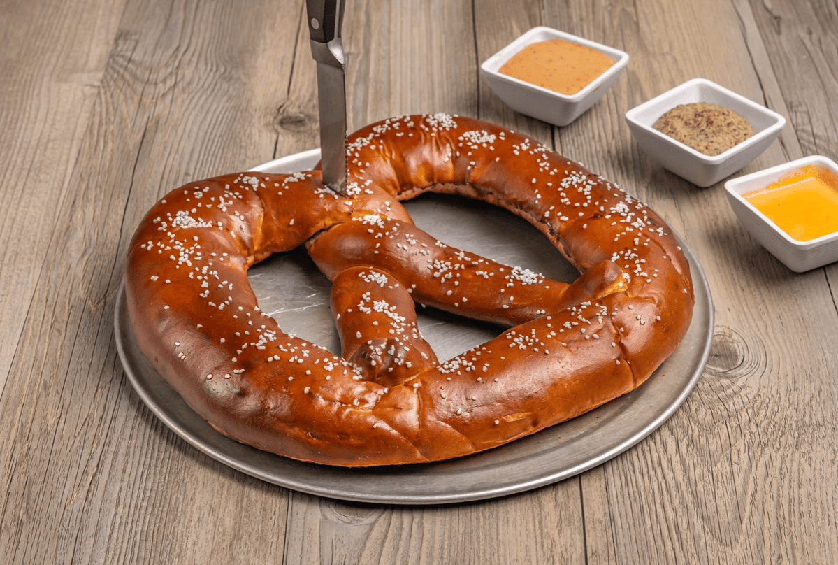 Tables_Taps's tweet photo. Barvarian Pretzel is a fan favorite for a reason 🥨 Served with New Belgium craft beer cheese, T&amp;T Sauce, and spicy brown mustard, it's made for sharing and always gets the table talking. Serves 4. 😋 #TablesAndTaps #BarvarianPretzel #PretzelLovers https://t.co/INFISwnH0j