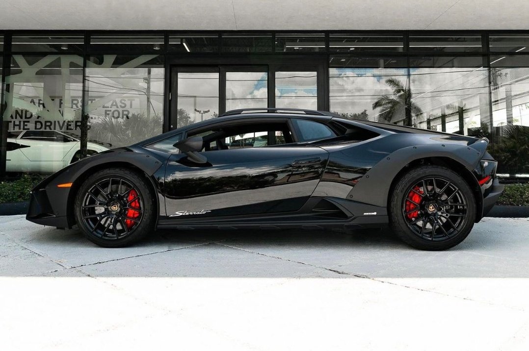DailyLamboTM's tweet photo. 'Nero Noctis' Lamborghini Huracán Sterrato https://t.co/xJYA5IwZyZ