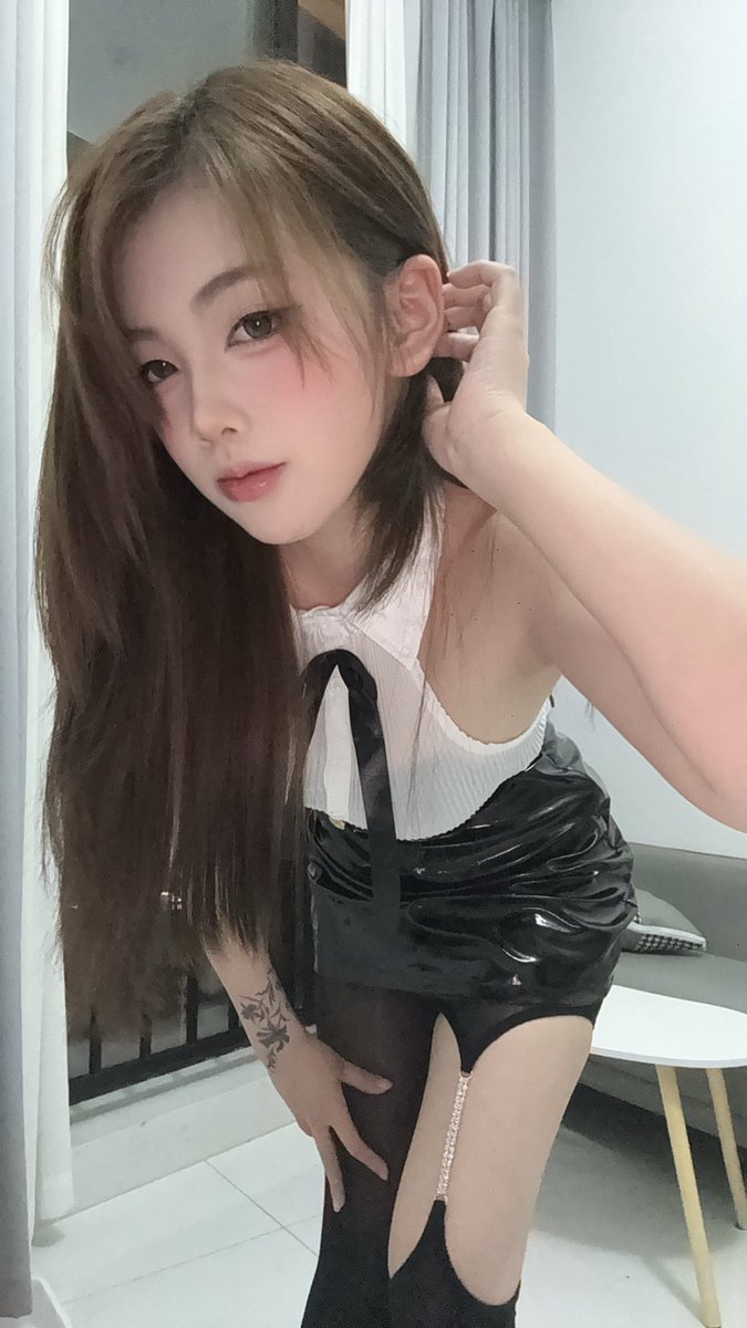 许愿天上掉下一个腹肌男 tweet media