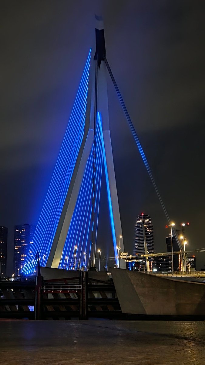 asmrlindi's tweet photo. An absolutely fantastic TwitchCon experience in Rotterdam this weekend:

- Met and hung out with some amazing faces 
- Got to sing in front of a crowd on the Yamaha stage 
- Streamed live from the Con with @streamlabs 

...and all of it with friends, new and old! https://t.co/04eAqVj0Z6