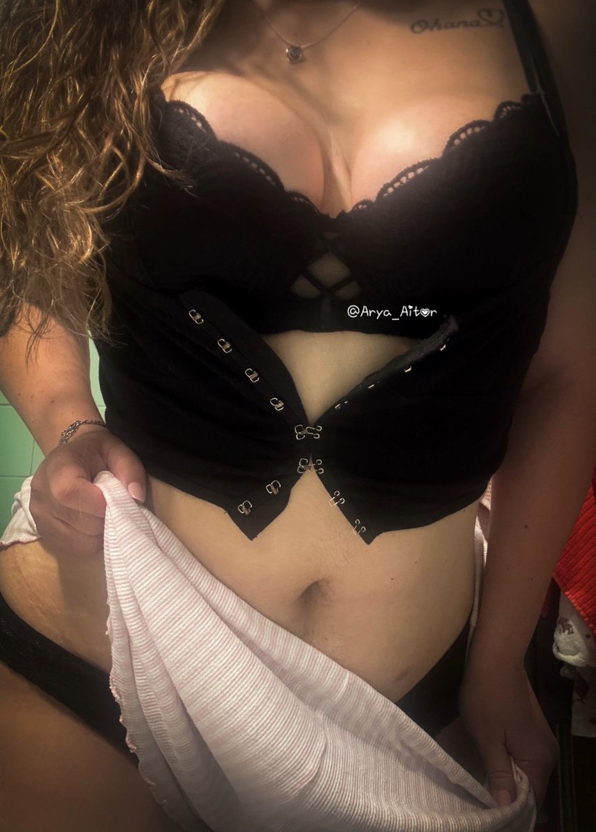Arya_Aitor2's tweet photo. Hola bichejxs!!!

Sabéis quién ha hecho el cambio de armario antes de desintegrarse del todo??🤣🤣🤣
Adoro mis pijamas de verano😏😈 y este en concreto gusta mucho en la familia…
Espero que estéis fenomenal!!!

Feliz tarde!
🧡💜💙💖 https://t.co/cLnmAmcXZQ