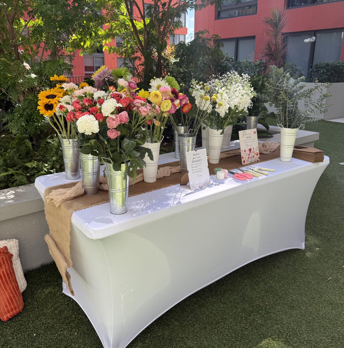 AptLife's tweet photo. We believe in blooming where you're planted. 🌿 A DIY bouquet bar helps. 💐

(29 Wyn in Miami, Florida) https://t.co/yV6ddUrqg9