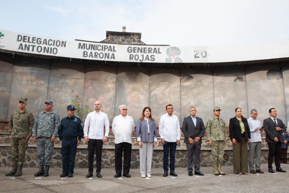 edgarmalc's tweet photo. En la colonia Antonio Barona de #Cuernavaca, rendimos honores a la bandera junto a autoridades municipales, estatales y la comunidad estudiantil. https://t.co/sydvNgZgl2