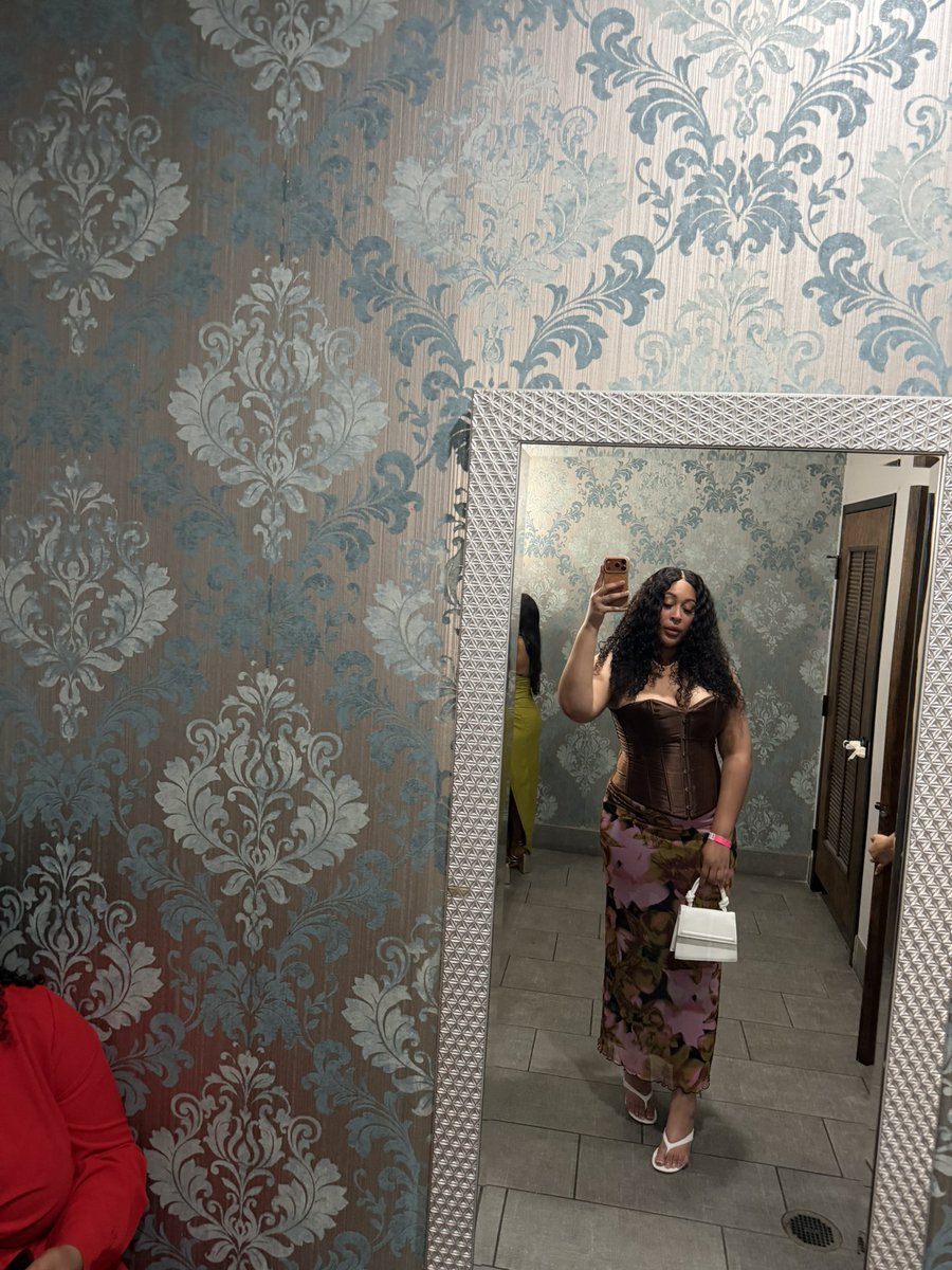tweezyhendrix's tweet photo. Mom first, bad bitch immediately after. https://t.co/u6qQ2EcpjF