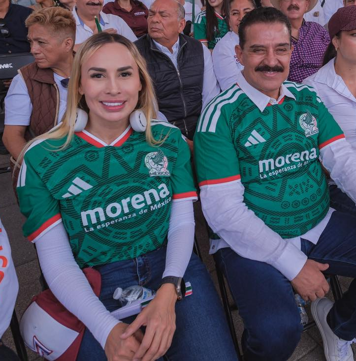 Incomodo_GDL's tweet photo. Cuando uno piensa que en Morena no pueden estar más imbéciles, llegan estos dos con esta mamada. 

Ojalá @adidasMX y la @fifacom_es pongan orden. https://t.co/SvVgIJrFw4