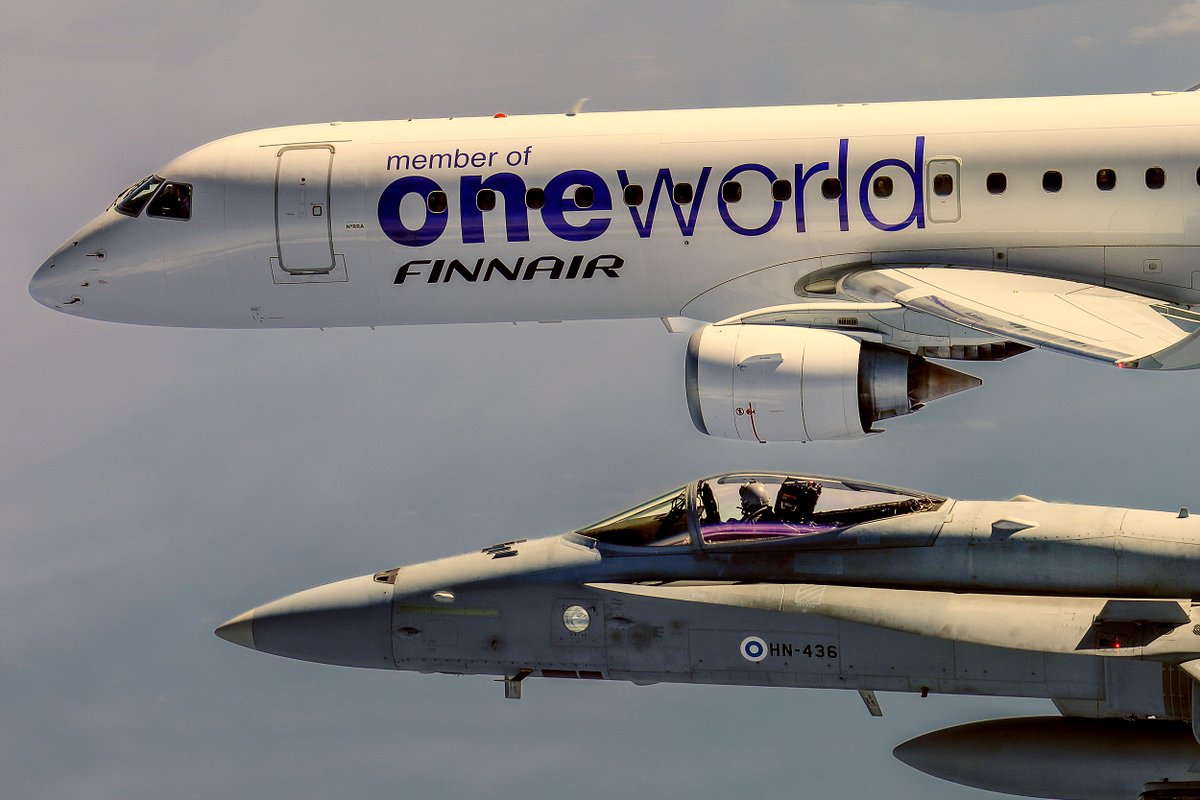 TeroTweet's tweet photo. Komea kuva!
Ilmavoimien F/A-18C (HN-436) saattamassa Leijonia kotiin tuonutta Finnairin Embraer E190ER -kapearunkokonetta (OH-LKN).
Ja tarkkaan katsoessa huomaa aika monta toiseen suuntaan kuvaavaa kännykkää Embraerin ikkunoissa : )
Kuva: Ilmavoimat
#mmkisat #IIHFWorlds https://t.co/sbOuJF9V6u