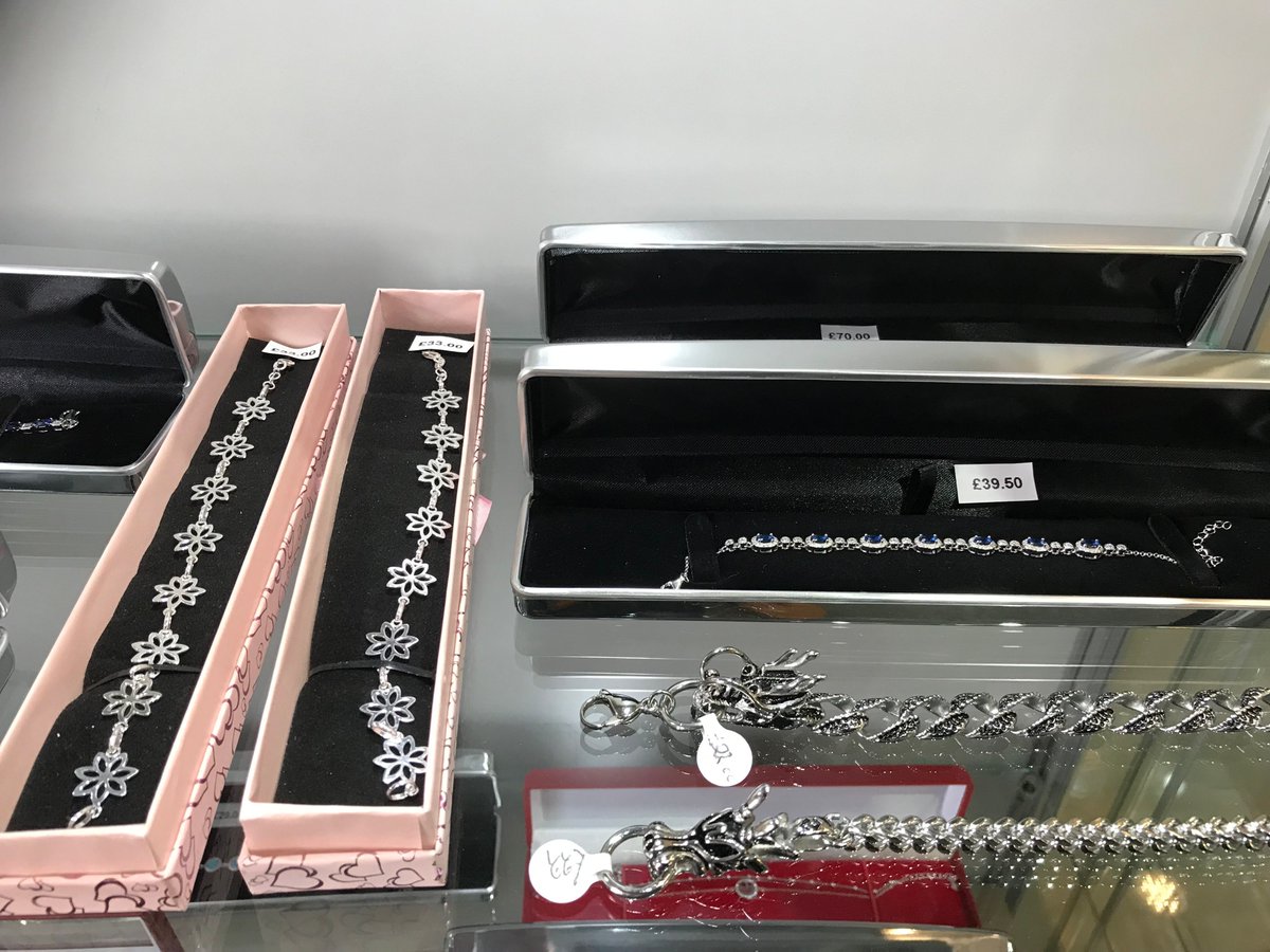 allaboutoldham's tweet photo. David Lawrence Jewellers is your go-to place for special gifts and so much more.

From watch repairs and cash for gold to ornaments and beautiful jewellery, there’s something for everyone
Find them at https://t.co/bvI9h6zzGJ
#gifts #jewellery #watches #clocks #oldhamhour https://t.co/R7UznxSsMd