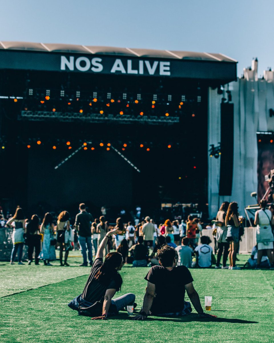 NOS_Alive's tweet photo. O calor só nos faz lembrar dos momentos vividos no NOS Alive, e faz-nos ansiar pelos três dias de NOS Alive'26. Não percas os melhores concertos com Nick Cave &amp; The Bad Seeds, Matt Berninger, Foo Fighters e Teddy Swims.

🎫Bilhetes para dia 9 de julho em https://t.co/1N2ip0ThPf https://t.co/YkNHIlzvrs