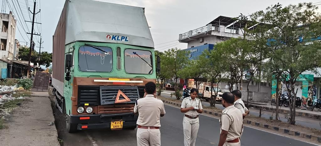 RtoRayagada's tweet photo. Enforcement drive conducted against illegal parking at various locations of Rayagada Town. https://t.co/X60ybMH4wg