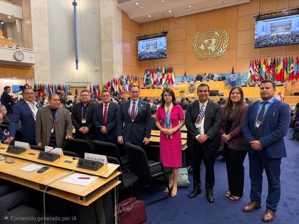 LaCapitalNews's tweet photo. #ÚltimaHora | EL SALVADOR PASA LA PÁGINA DE UNA DEUDA HISTÓRICA ANTE LA OIT

La salida de El Salvador de la Lista Corta de la OIT quedó respaldada durante la Conferencia Internacional del Trabajo, donde la delegación salvadoreña participó representando a un país que hoy muestra avances concretos en materia laboral.

Tras permanecer cerca de dos décadas bajo observación internacional, El Salvador logra revertir una situación que se mantuvo durante gobiernos anteriores, fortaleciendo su imagen ante el mundo y enviando una señal de confianza a inversionistas y generadores de empleo.

Este nuevo reconocimiento internacional se suma a los cambios impulsados por el Gobierno del Presidente @nayibbukele, para posicionar al país como un destino más competitivo, atractivo para la inversión y con mayores oportunidades para los trabajadores salvadoreños. 🇸🇻📈🌎