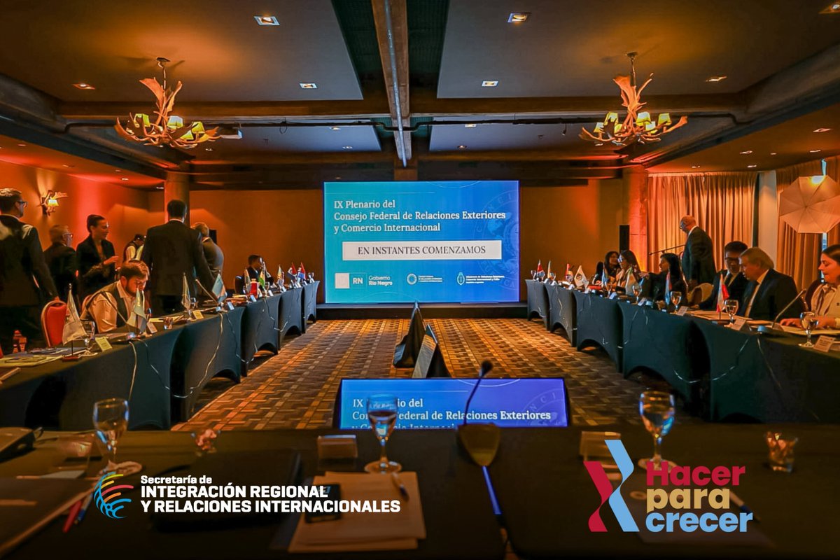 SecIntegracion's tweet photo. 🌎 IX Sesión Plenaria del Consejo Federal de Relaciones Exteriores y Comercio Internacional

Con la apertura a cargo del Secretario de Relaciones Económicas Internacionales, @FernandoBrun_Ar y del gobernador de @rionegrogob, @Weretilneck, se desarrollaron dos jornadas de trabajo en la ciudad de #Bariloche orientadas a fortalecer la inserción internacional de nuestro país desde una perspectiva federal.

📌 Temas abordados:
▫️ Acuerdo MERCOSUR–Unión Europea.
▫️ Promoción de exportaciones e inversiones.
▫️ Integración física y energética.
▫️ Relaciones internacionales y cooperación.
▫️ Malvinas, Antártida y política oceánica.

En ese marco, también se realizaron visitas institucionales a INVAP y al Museo Malvinas, Antártida y Atlántico Sur.

Desde el @gobdecordoba se continúa impulsando una agenda de internacionalización orientada a fortalecer el potencial productivo de la provincia, mejorar la competitividad de las empresas cordobesas, promover las exportaciones y generar más oportunidades de trabajo genuino.

🤝 Participaron también, autoridades de @Cancilleria_Ar; el secretario de Integración Regional y Relaciones Internacionales, @carlosmassei; y representantes de todas las provincias argentinas.

#HacerParaCrecer