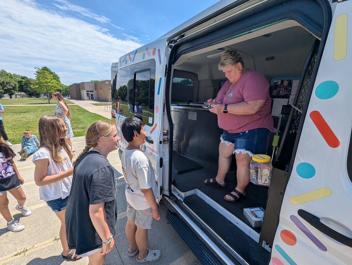 JohnVossen17212's tweet photo. THANK YOU #MissPattyJoZimmerman! #MrsPattysTreats stopped by for the 5th grade today at Franklin. Thank you Franklin Elementary PTSA. #Franklinelementaryschool #RPS @rea1mn #summer #twodaystogo https://t.co/G3J8Nxll88