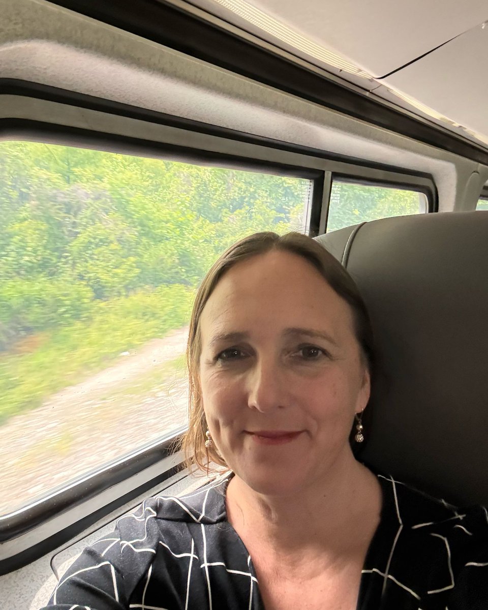 INInstitute's tweet photo. Why the smile? Tonight, I’m having dinner w/ #consumeradvocates from across the country. 

Consumer advocates can calculate APRs, will cross swords with well-funded lobbyists, &amp;  fight fiercely to protect people who struggle with rising costs. 

Tomorrow, we head to the Capitol. https://t.co/eDfXUXul80