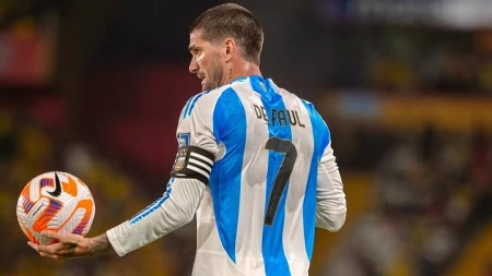 pilludinho's tweet photo. Rodrigo De Paul jugó hasta ahora cinco competencias con la Selección Argentina. 

Ganó cuatro, siendo titular e importante en todas.

Es increíble que se lo siga cuestionando por lo que hace afuera de la cancha, que ¡tampoco es tan grave! https://t.co/WVCYvc5Q7Y