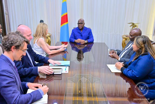 UKinDRC's tweet photo. #Kinshasa 
Jeudi 28 mai, @JennyChapman, a rencontré le Président Félix Tshisekedi pour échanger sur la riposte à l’épidémie d’Ebola dans l’est de la RDC.

Les échanges ont porté sur le plan national de riposte, la coordination internationale et la protection communautés touchées. https://t.co/3v4h74IS7d