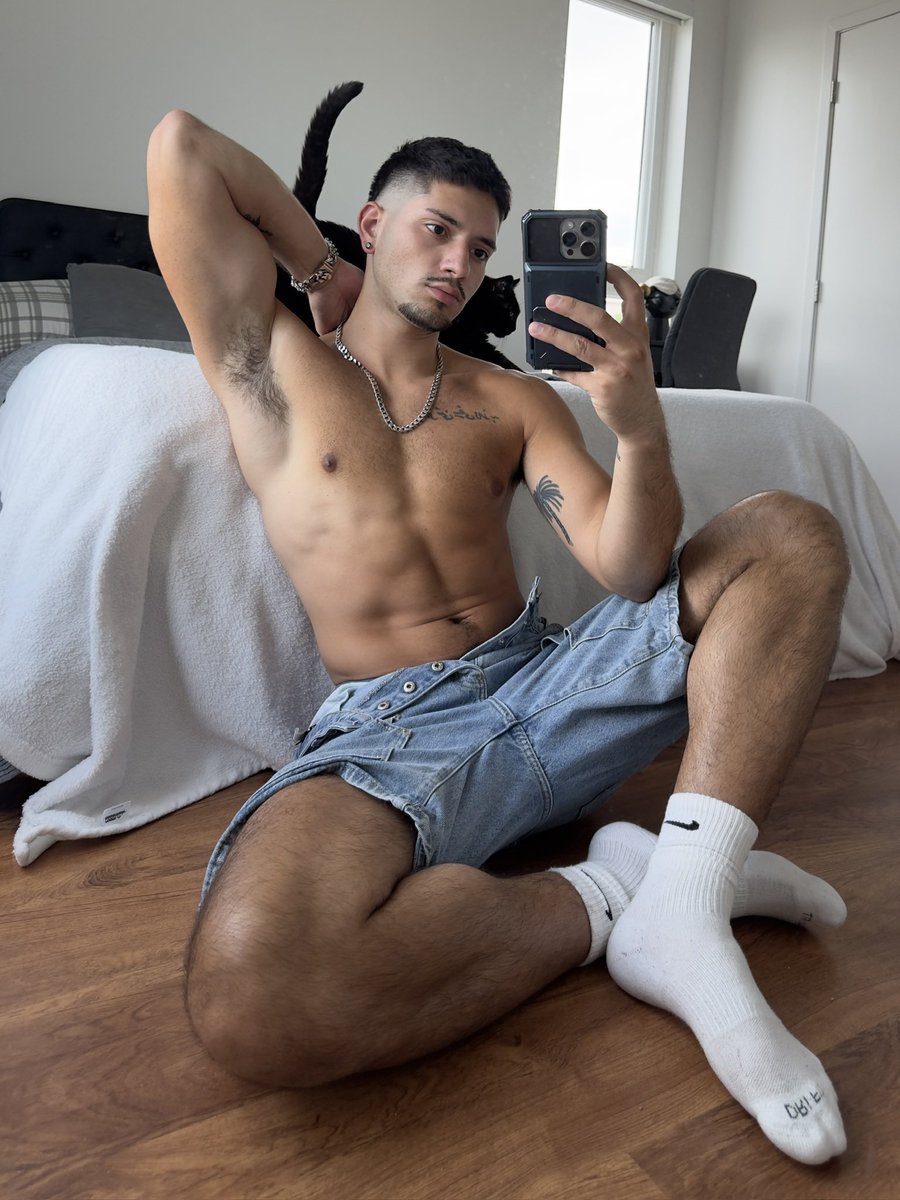dulcelikemiel's tweet photo. White socks https://t.co/Ysj6MvfeRY