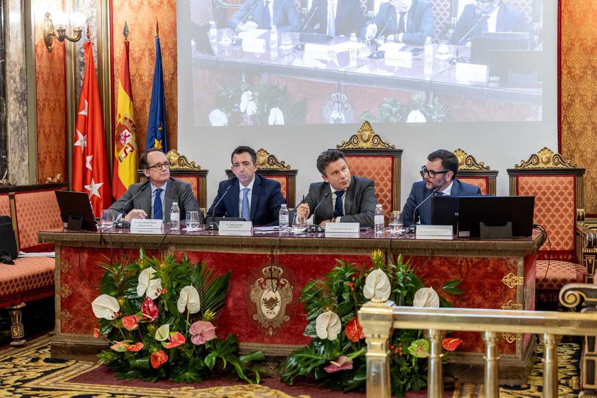 Notarios_ES's tweet photo. 👥 Da comienzo la última mesa redonda de la jornada, moderada por el notario Gonzalo Cano, con la participación de:

🔹 José Carmelo Llopis, decano de @ColNotVal y delegado de @Notarios_ES para Europa
🔹 Juan Gómez-Riesco, notario miembro de la Sección Internacional de @Notarios_ES
🔹 Marcos Ruiz, director de Negocio y Operaciones de @CTNotariado
