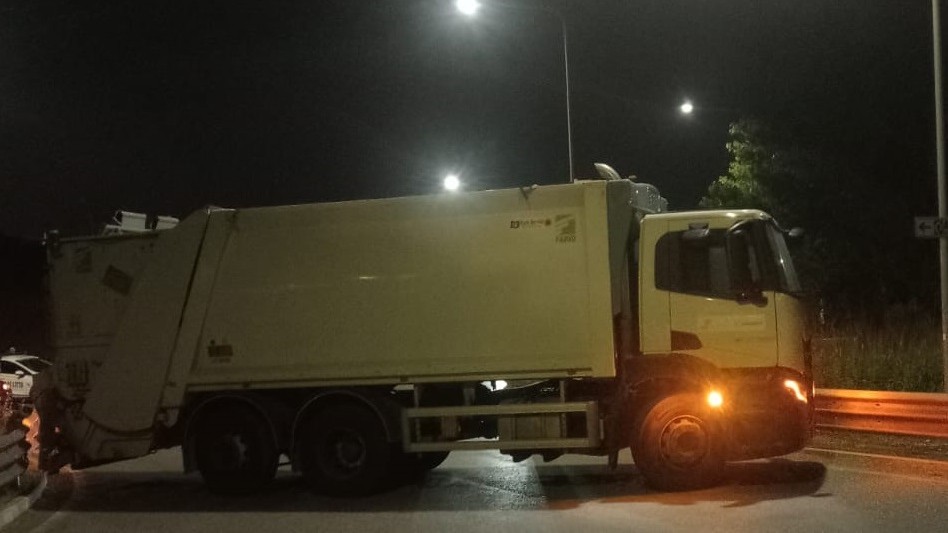 cascinanotizie's tweet photo. Assalto nella zona industriale di Ospedaletto, nel mirino un’azienda di preziosi
Banda in azione in via Bellatalla. Utilizzati mezzi Geofor rubati  per bloccare gli accessi e tentare il colpo
https://t.co/050qCIUKEN https://t.co/KgTacxian1