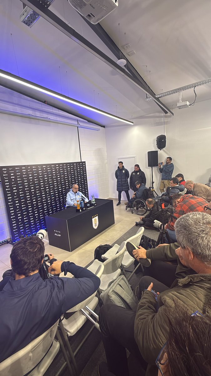 Digadoma's tweet photo. “Dicen que yo gano una fortuna… Si todo lo que gané en los años que hace que estoy, me lo piden a cambio de salir entre los 4 primero o salir campeón del mundo, ¿quién no lo pagaría?

La frase del cierre de Marcelo Bielsa en conferencia de prensa por @canal5uruguay https://t.co/kuLqmEXgej
