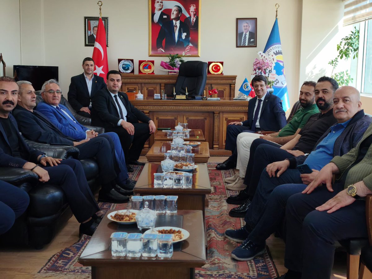 K_Turkmenoglu_V's tweet photo. 📍VAN

Van Esnaf ve Sanatkârlar Odaları Birliği (ESOB) Başkanlığına seçilen Sayın Eser Adıyaman’ı tebrik ediyor, yeni görevinde üstün başarılar diliyorum.

Yeni dönemin; esnaf ve sanatkârlarımızın güçlenmesine, ilimizin ekonomik gelişimine ve kalkınmasına katkı sunacak hayırlı hizmetlere vesile olmasını temenni ediyorum.

Kendisine ve yönetim kuruluna çalışmalarında muvaffakiyetler diliyorum. 🤝🇹🇷